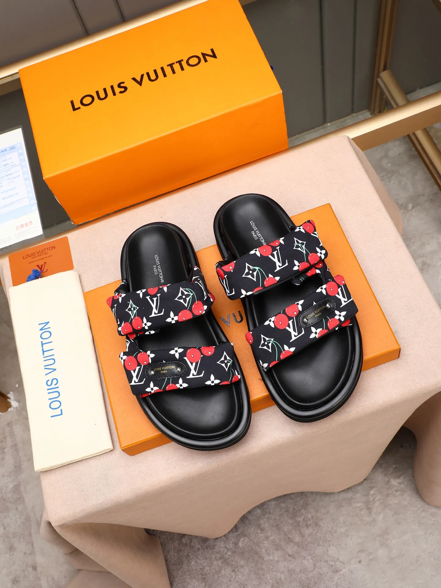 PP360 [LOUIS VUITTON] Louis Vuitton, LV printing, men's and women's slippers are on the market. The drawer box packaging comes with a cloth bag and a card. The upper pattern looks very soft and waxy, and it is a super versatile leg slimming tool. Fabric: imported denim/canvas/old fabric, LV hardware LOGO, official website pattern printing, comfortable to wear, feet: high-elastic PU water table. Sole: foam sole, heel height: about 5cm. Code number: 35-46, 35, 45, 46 are custom-made and non-returnable. Color: multiple colors and styles available.